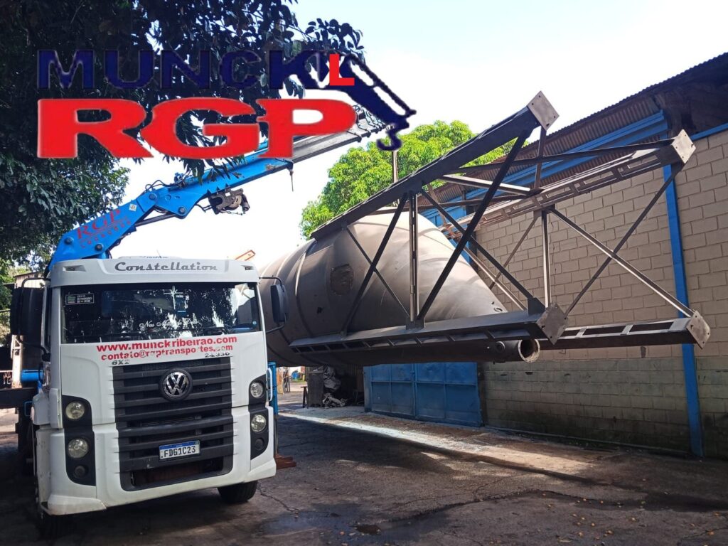 Munck Locação Ribeirão Preto cargas pesadas com segurança e eficiência. Guindaste hidráulico acoplado que permite levantar e posicionar equipamentos, máquinas industriais