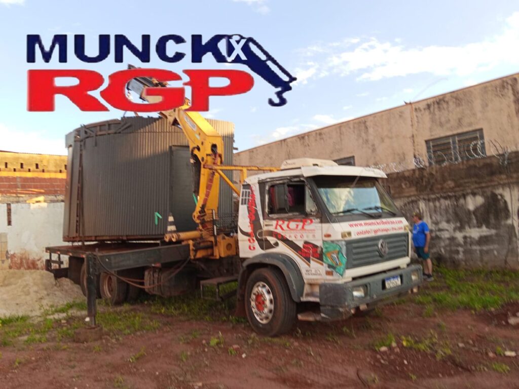 Munck em Ribeirão Preto, oferecendo içamento, remoção e transporte de cargas pesadas com segurança e eficiência