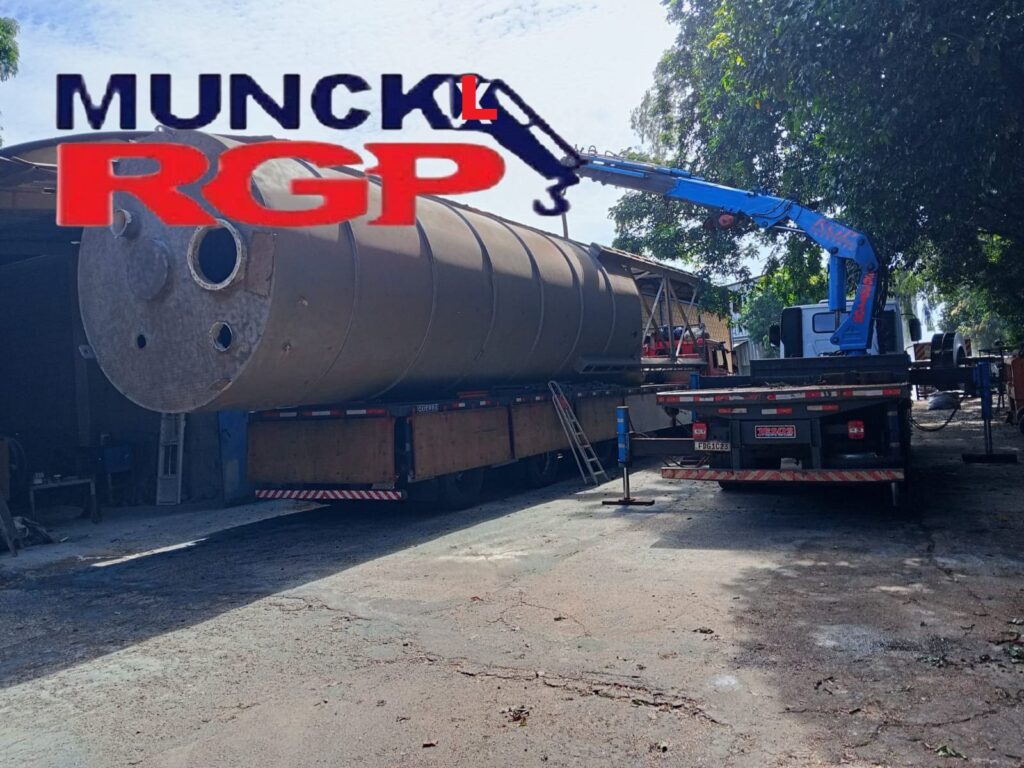 Munck Locação Ribeirão Preto também conhecido como guindauto, possui um guindaste hidráulico acoplado que permite levantar e máquinas, estruturas metálicas e containers com precisão